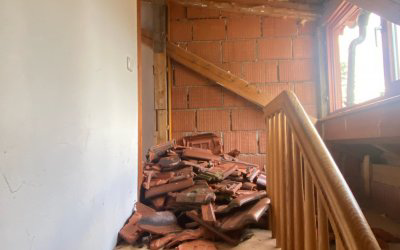 Zerstörte Fliesen auf Treppe